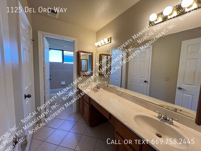 Building Photo - 1125 Del Oro Way