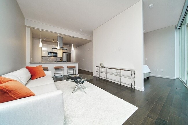 Building Photo - Stunning 505 Condo!