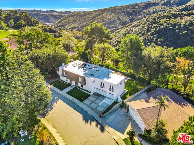 Building Photo - 16608 Park Ln Cir