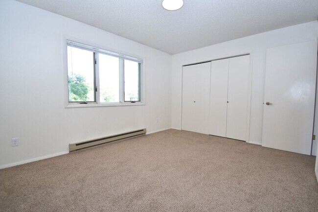 Building Photo - Top floor apartment! Close to MSU and downtown!