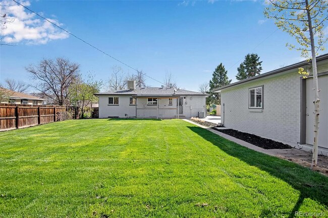 Building Photo - Gorgeous 5 Bedroom 2 1/2 Bathroom Littleto...