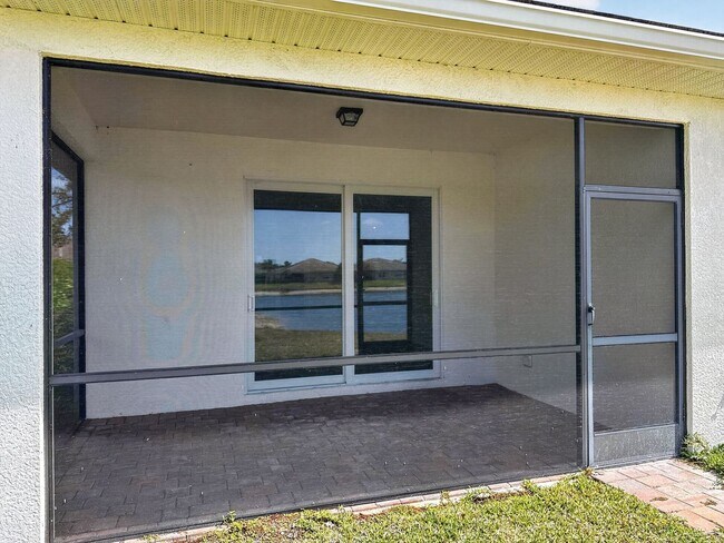Building Photo - Live the Southwest Florida lifestyle in this lakefront villa in South Naples!