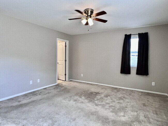 Building Photo - Beautifully Maintained 4BR/3.5BA Townhome with Finished Basement in Prime Aurora Location w/2-Car...