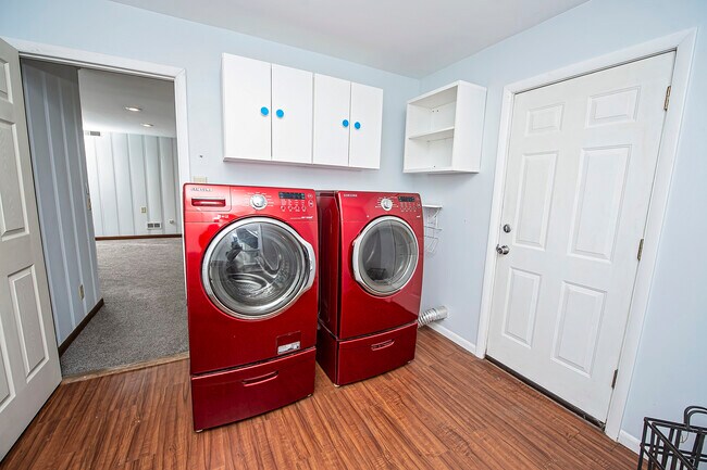 Building Photo - 1448 E Walnut St