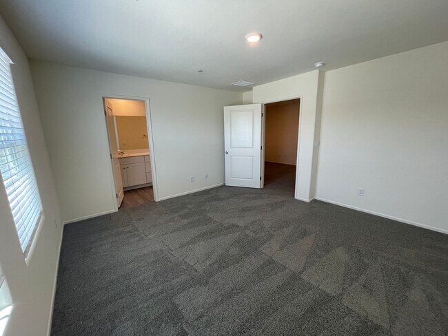 Building Photo - Beautiful Townhome In Henderson