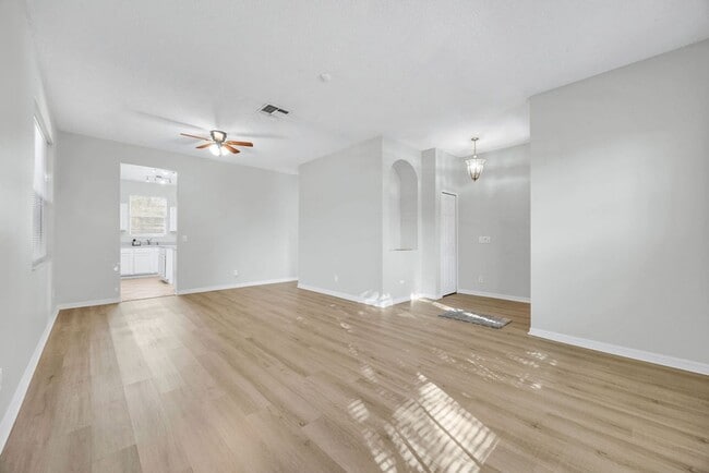 Building Photo - Nice 3/2.5 Home in East Orlando with 2-Car Garage