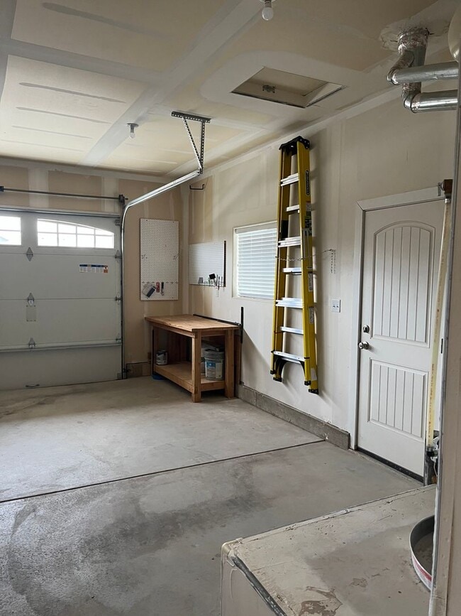 Building Photo - Executive Home In Elko