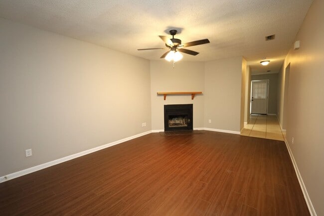 Building Photo - 1 Wooddale Dr, Unit A