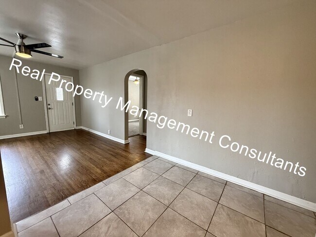 Building Photo - 2 Bed 1 bath lower- level apartment in North Kansas City!