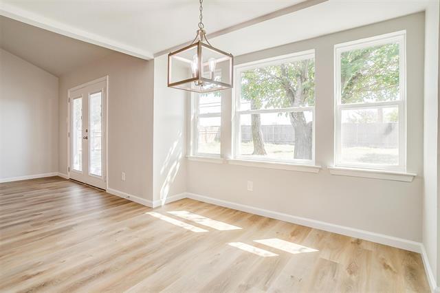 Building Photo - 921 Willow Cir S