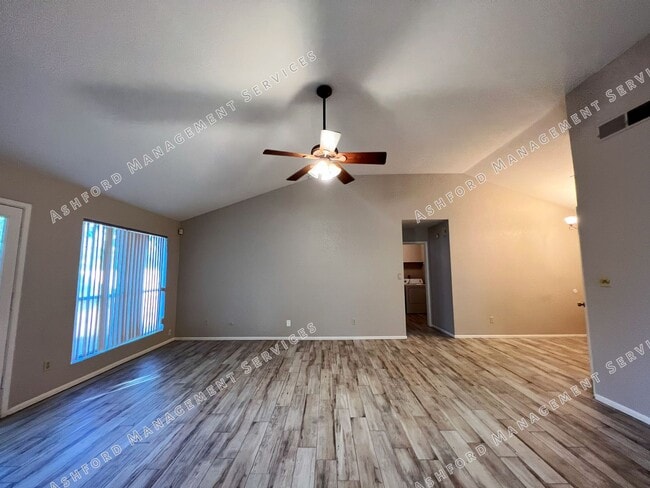 Building Photo - 3 BEDROOM 2 BATH IN HEART OF CHANDLER WITH...