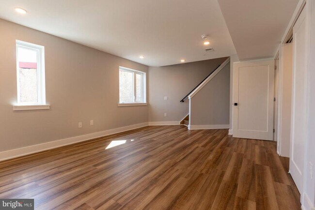 Building Photo - 3965 Lancaster Ave