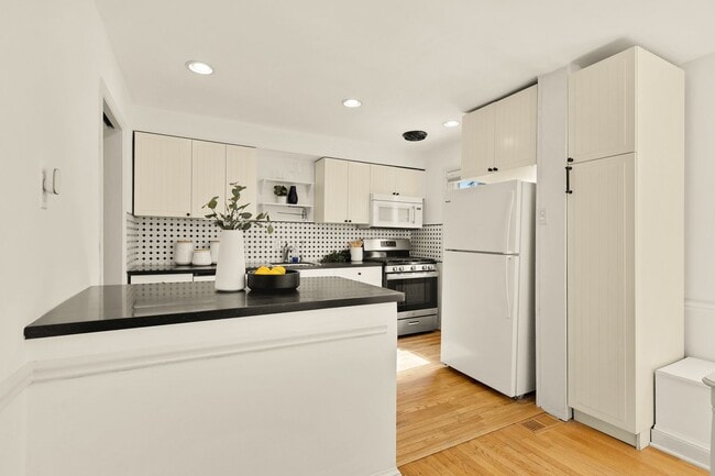 Building Photo - 3111 63rd Pl