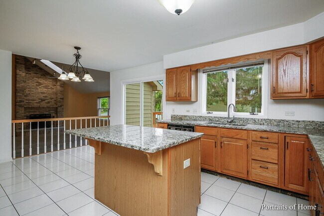 Building Photo - 2755 Newport Dr