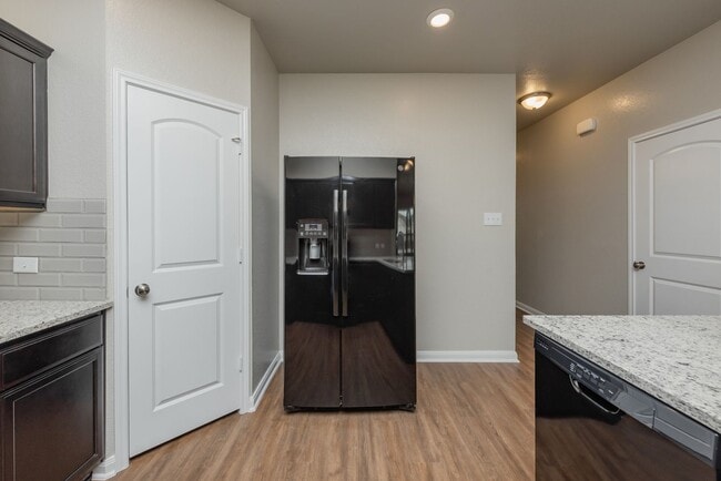 Building Photo - Beautifully designed and thoughtfully maintained duplex