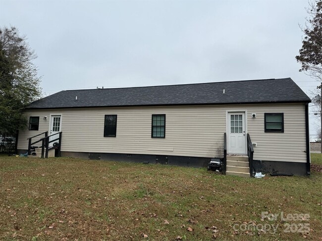 Building Photo - 705 N Main St