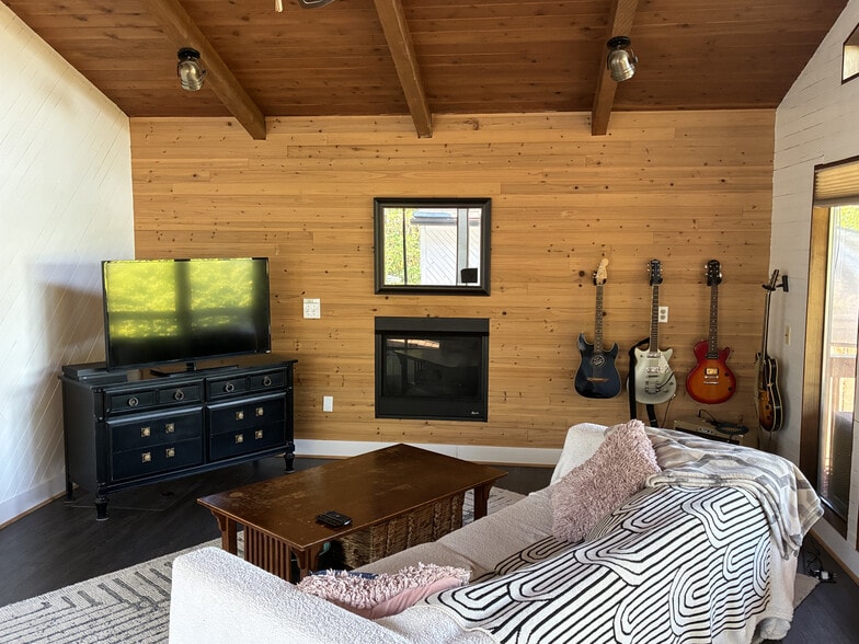 Building Photo - 834 SE 72nd Ave