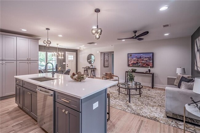 Building Photo - 605 Blake Ave SE