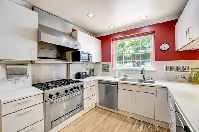 Building Photo - 10915 White Oak Ave