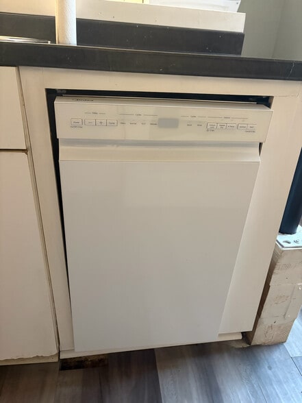 Building Photo - 422 Woods Ave SW