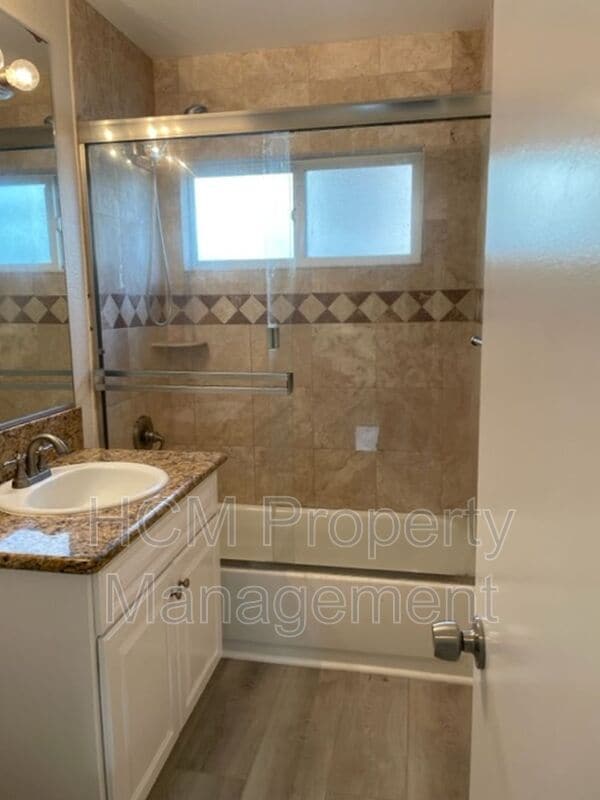 Building Photo - 2835 E 5th St