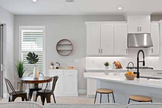 Building Photo - "Spacious 4-Bed, 4-Bath Retreat at 2612 Le...