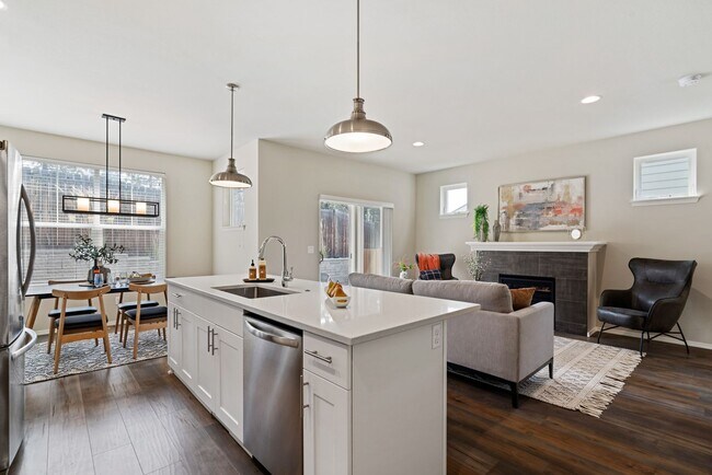 Building Photo - 3 Bedroom Townhome In Midtown with Fireplace