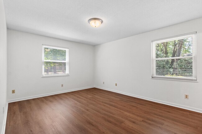 Building Photo - 3108 Briarwood Dr