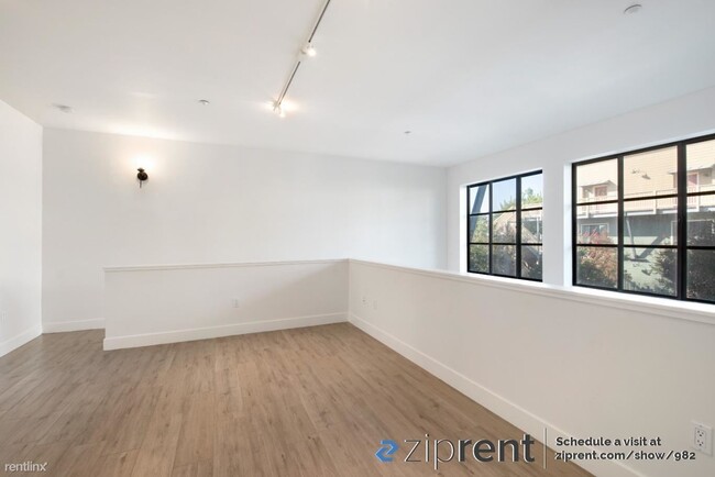 Building Photo - 2 br, 2.5 bath Condo - 1555 32nd St, Oakla...