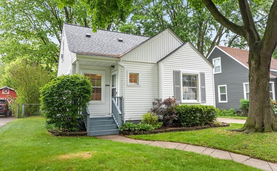 Primary Photo - 551 E Baker Ave