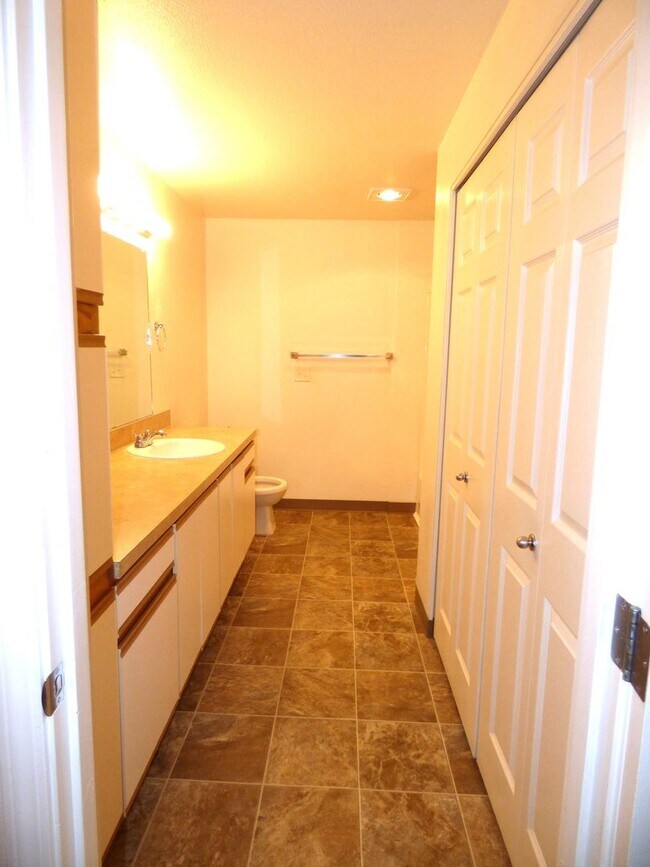 Building Photo - Rent Special: FREE June's Rent - 2 Bedroom 1 Bath Unit NE Salem!