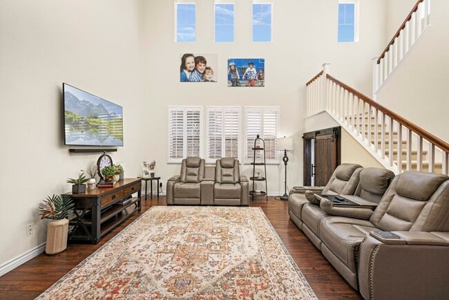 Building Photo - Luxurious 5-Bedroom Pool Home with Solar &...