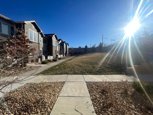 Building Photo - Townhome with great access to shopping, restauraunts and more!