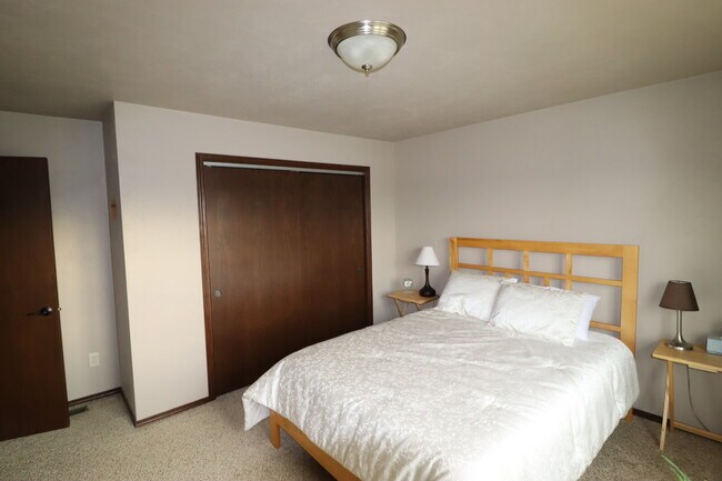 Building Photo - Large 3 Bedroom 2 Bath Townhouse style Duplex