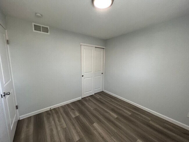 Building Photo - Beautifully Renovated 2 bedroom in Aurora! Right on the park and close to Stanley Marketplace!