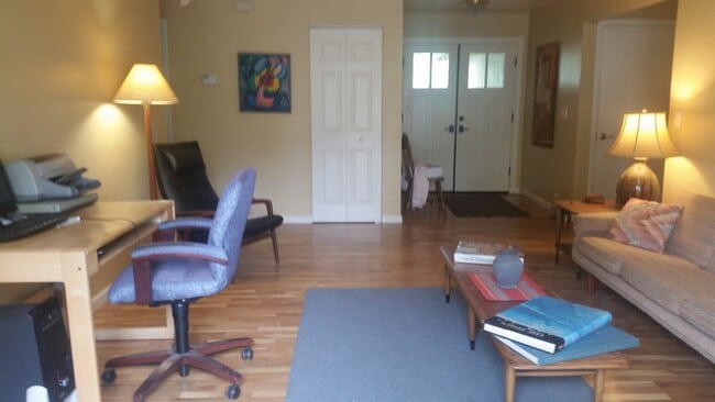 Building Photo - 850 Glenbrook Dr