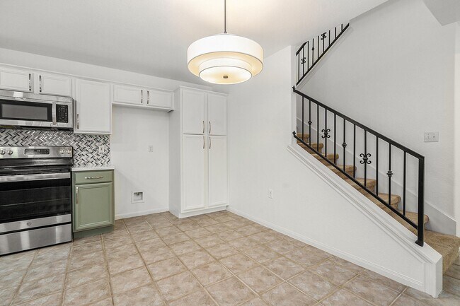 Building Photo - 211 Hunt Rd