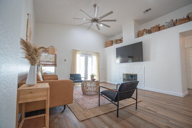 Building Photo - 45150 Birchcrest Cir