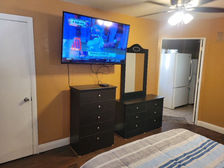 Building Photo - 405 Leonard Ave