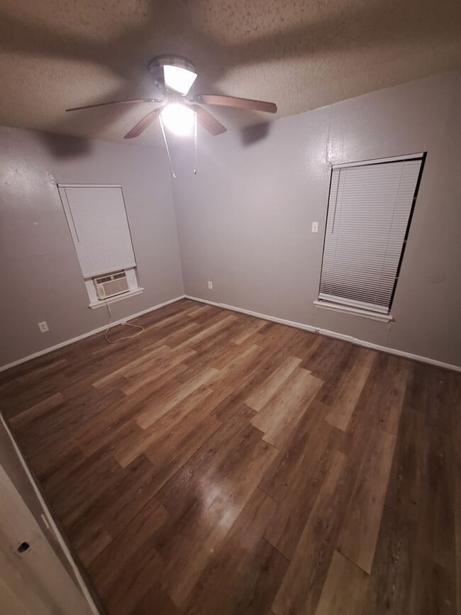 Building Photo - 3 bedroom, 1 bath