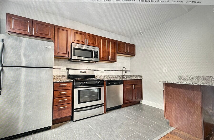 Building Photo - 5840 N Kenmore Ave