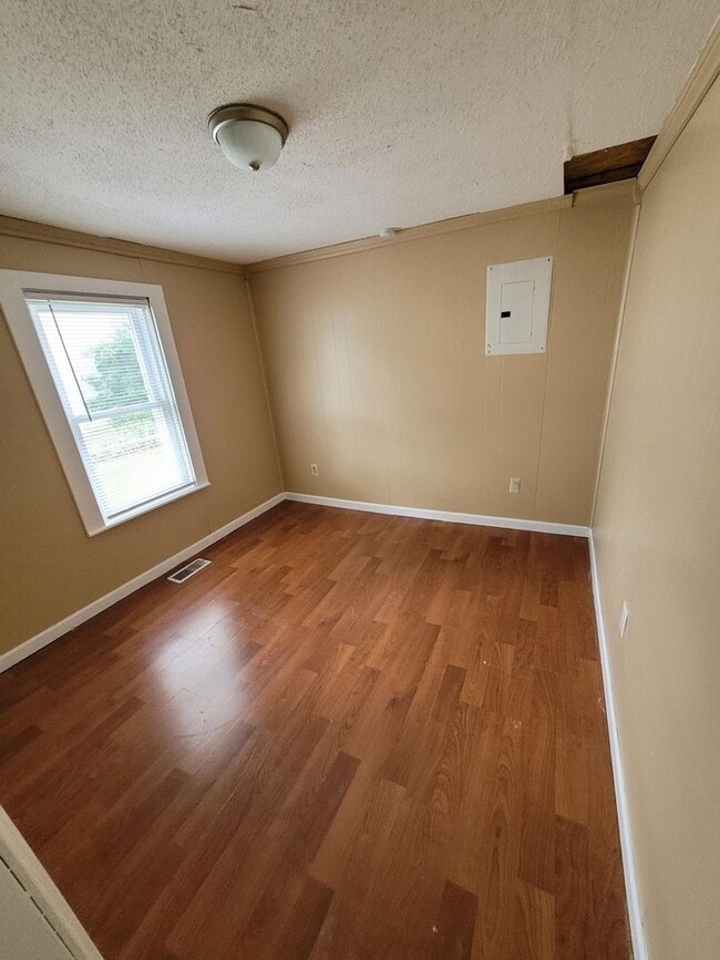 Building Photo - 2 Bedroom Home In Hazel Park