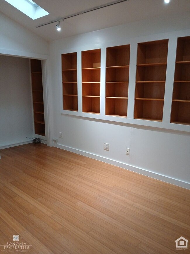 Building Photo - 1 Bedroom, 1 Bathroom Charming Craftsman i...