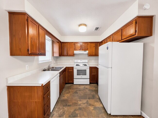 Building Photo - "Charming 2-Bedroom Retreat  in Mary Esther, FL!"