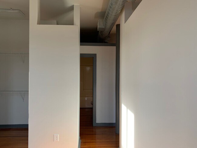 Building Photo - 913 Monmouth St