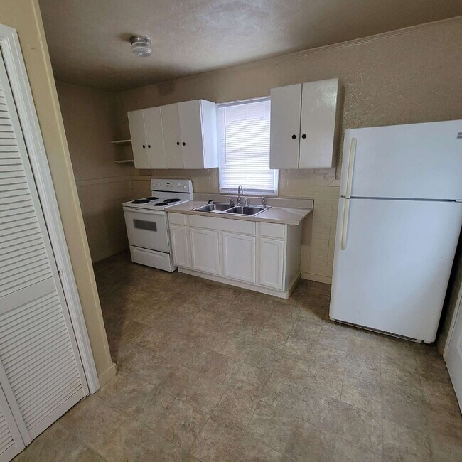 Building Photo - 2/1 with garage/workshop combo (has working electricity)