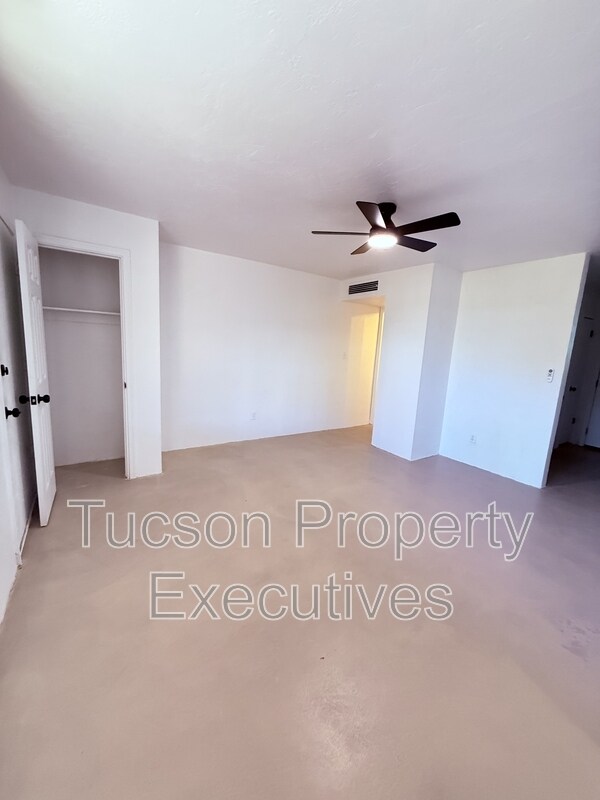 Building Photo - 810 N Alvernon Way