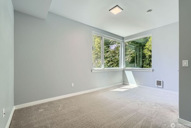 Building Photo - Spacious end-unit 3 bed townhome near Seat...