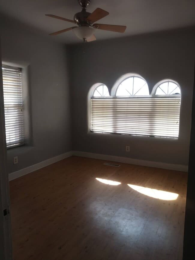 Building Photo - 2 bedrooms, 1 bath, fenced yard near CNM, UNM