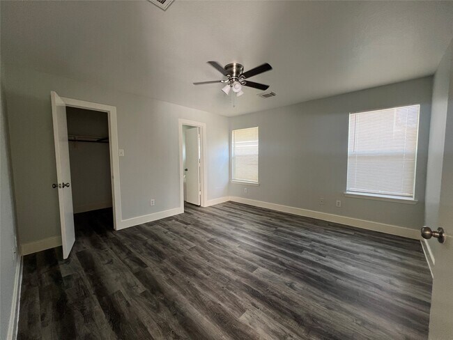 Building Photo - 11956 Chanteloup Dr